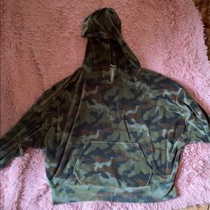 A&E soft camo cropped hoodie